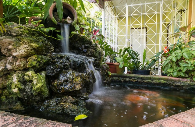 Cozy Garden Suite near Sovereign On The Boulevard, Red Hills