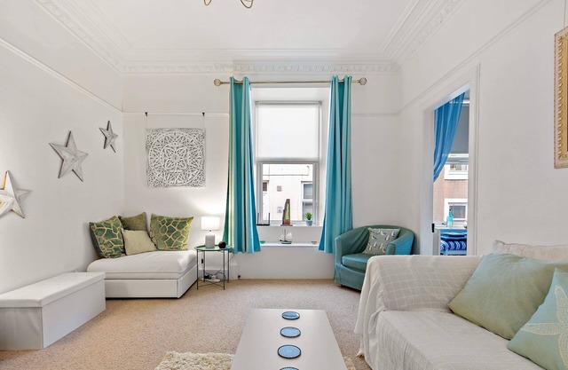 Cozy corner ground floor flat close to the sea! 5 night minimum stay July/August