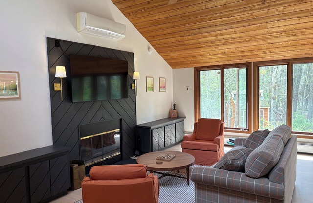 Cozy Getaway near Lake & Skiing; 2 min walk to lake; 10 mins to Mohawk Mountain