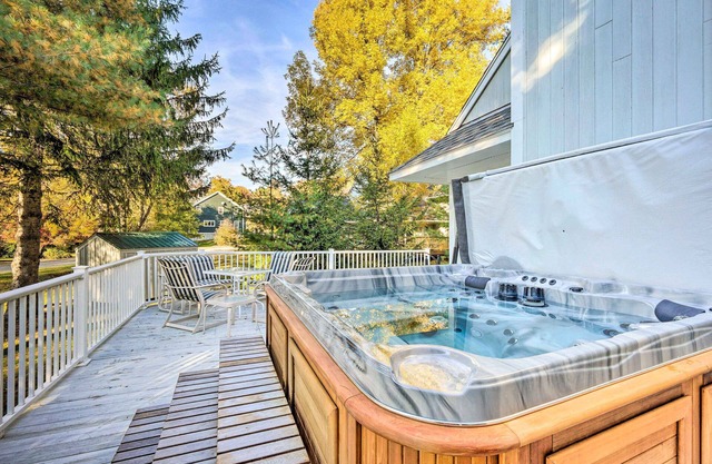 Cozy Getaway: Private Hot Tub, Near Skiing!