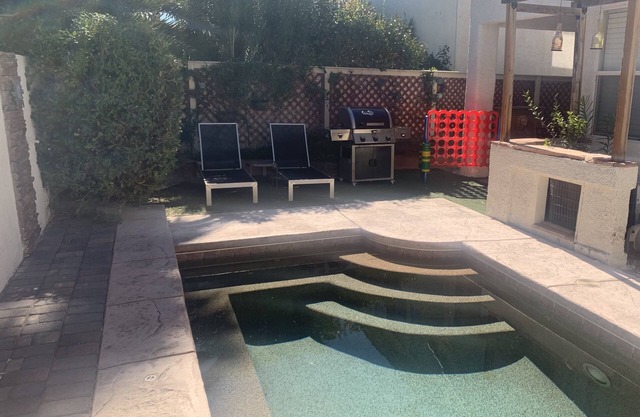 COZY GETAWAY w/Vaulted Ceilings - 6 miles from strip