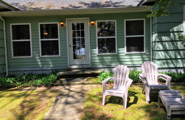 Cozy Greenbush Cottage right on white sandy beach of beautiful Lake Huron!