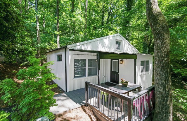 Cozy Guest House cabin style with 1 bedroom King Bed, Private Walking Trails