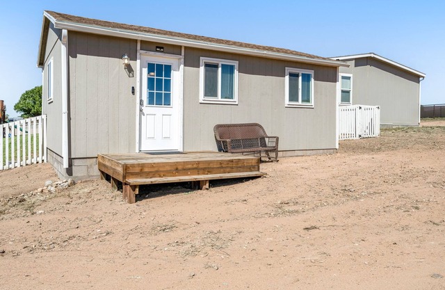 Cozy guest house with AC, WiFi, shared yard, playground, & amazing views