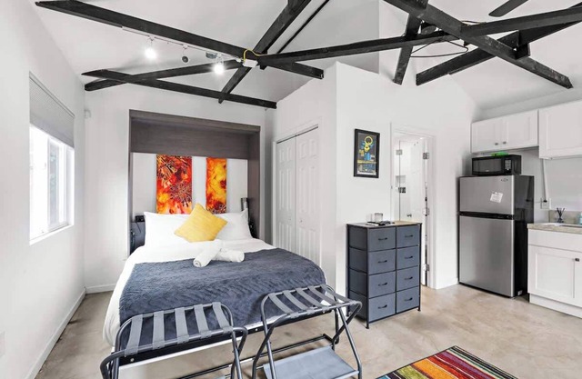 Cozy Guest Suite with Kitchenette Prime Location