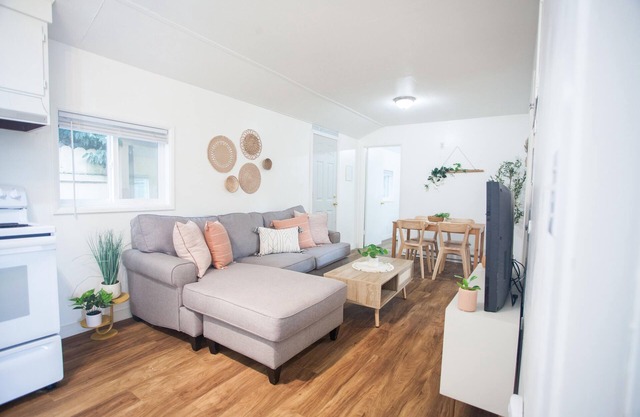 Cozy Guesthouse Close to Parks, 20 min to U of O , 8 min to Airport