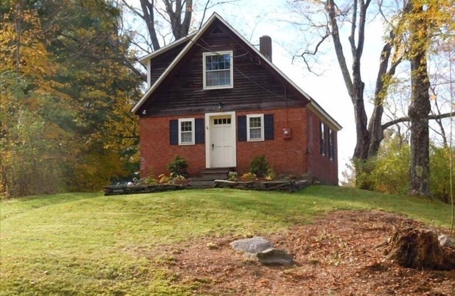 Cozy Historic Hilltop Cottage with Mount Ascutney View