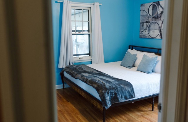 Cozy Historic Home. King Beds. Keyless Entry. Free W/D.