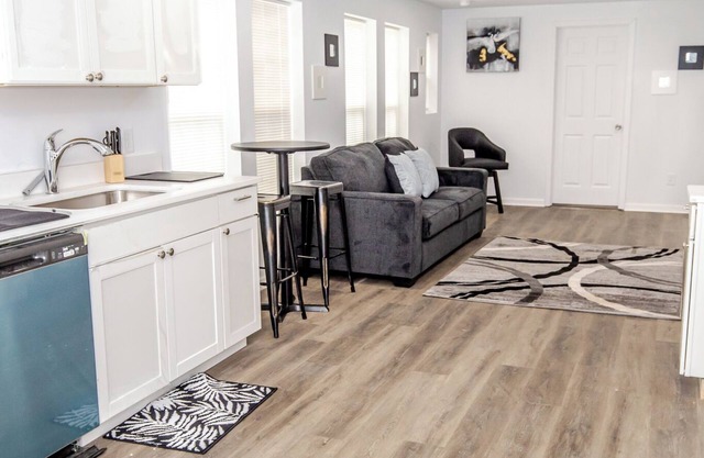 Cozy Historic Modern Apt on Main St in Charming Salisbury