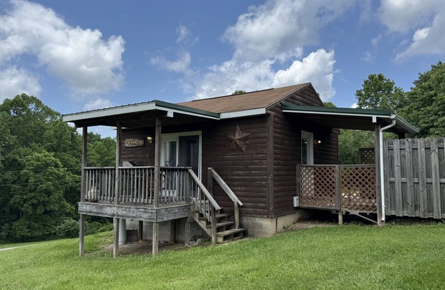 Cozy Hocking Hills Couples Cabin | Private Hot Tub