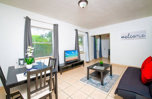 Cozy Hollywood Apartment with AC/Wifi/Parking in the Heart of the City!