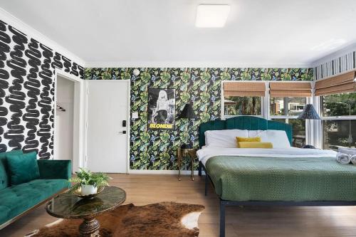 Cozy Hollywood Studio Updated and Central Location