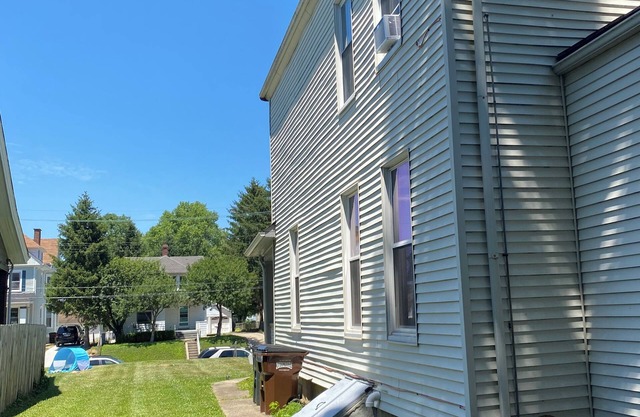 Cozy home 3 BR one on first floor near bathroom and kitchen with 5 beds + futon