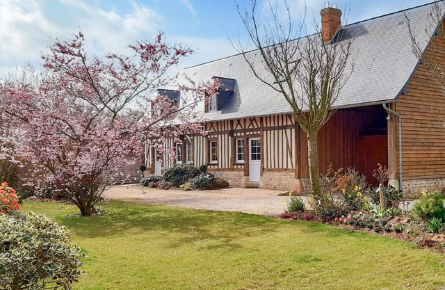 Cozy home in Bolleville with WiFi