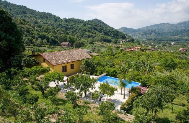 Cozy home in Gaggi with jacuzzi