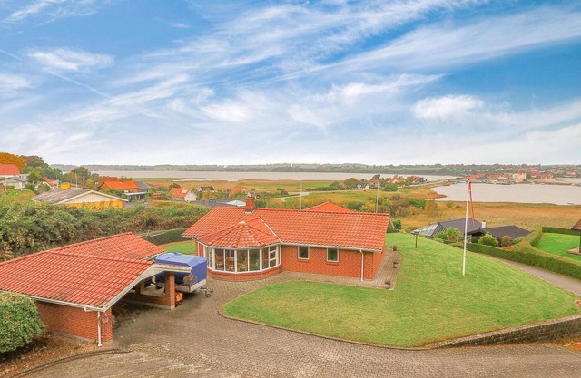 Cozy home in Hejls with WiFi