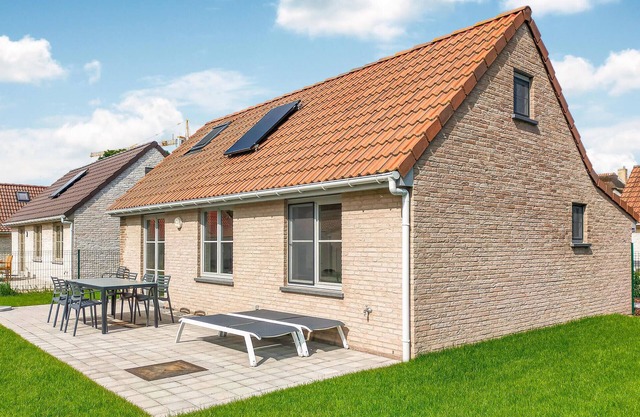 Cozy home in Lombardsijde with WiFi