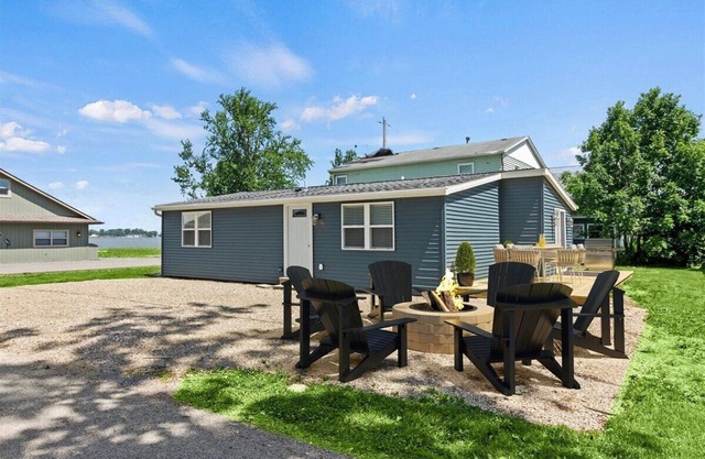 Cozy home in Waterbury with a water view!