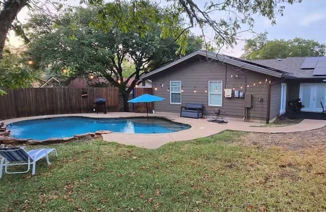 Cozy Home less than a mile away from TXST
