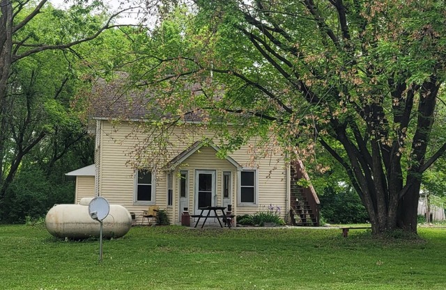 Cozy home near Cedar Lake Speedway and Apple River in New Richmond. Sleeps 7