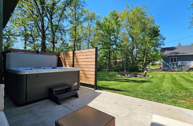 Cozy Home Near DOWNTOWN w/HOT TUB, Fire Pit, Bikes, King Bed, and Full Kitchen