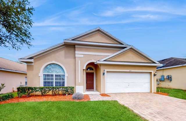 Cozy home near theme parks, WiFi, private pool & W/D, pool table