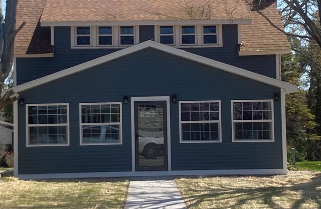Cozy home, short walk to Crystal Lake