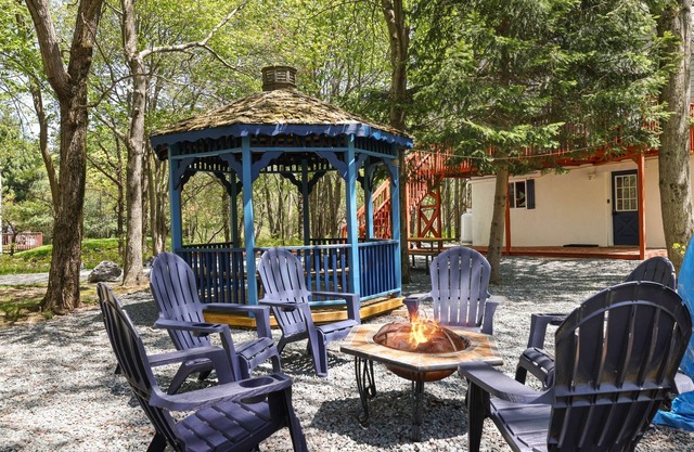 Cozy Home w/Hot Tub close to Beach & Water parks!