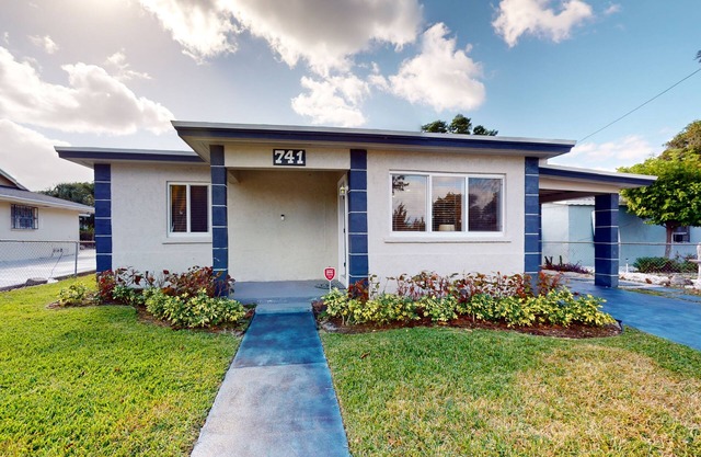 Cozy home with B.B.Q.grill, hot tub, central AC, and enclosed yard