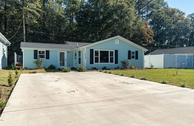 Cozy home with firepit-minutes from downtown and the University of SC!