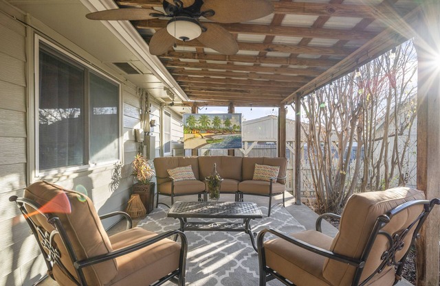 Cozy home with great back patio, and only 1 mile from the Expo Square!