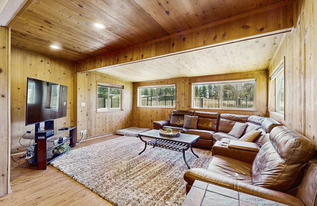 Cozy home with hot tub behind golf course & near casinos/event center