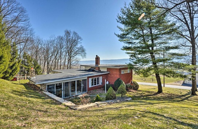 Cozy Home with Private Patio and Views, Hiking On-Site