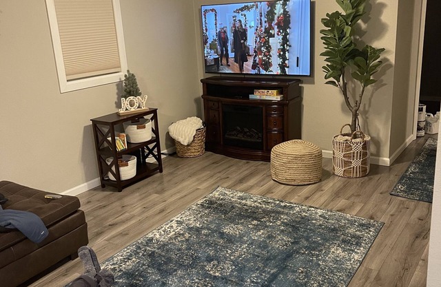 Cozy home within walking distance to the mall & food. 8 minute drive to downtown