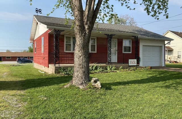 Cozy house/attached garage close to Lucas Oil Race Track and Pomme De Terre Lake