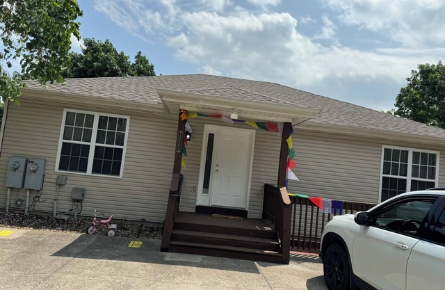 Cozy house close to the Branson strip and all golfing courses! kids friendly.