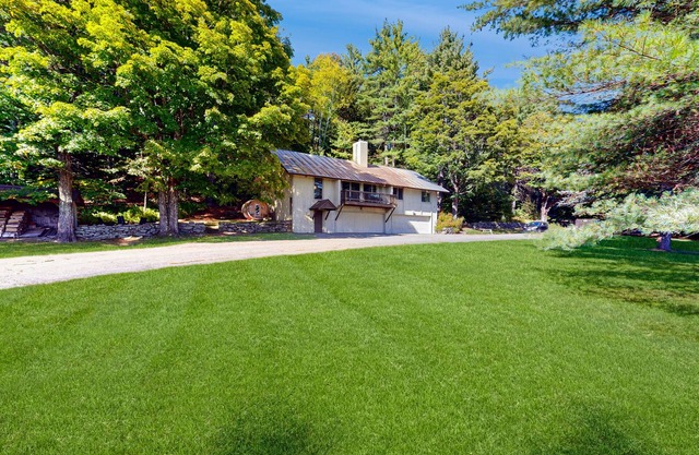 Cozy house w/mtn views, sauna, fire pit, BBQ, fireplace, w/d, deck, wifi, EV