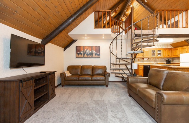 Cozy Hyalite Cabin! Minutes from MSU, Downtwon Bozeman & Hyalite Canyon!