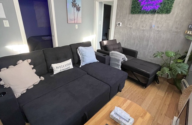 Cozy JC Oasis | Mins to NYC | Private Backyard | Fireplace | Grill | Firepit