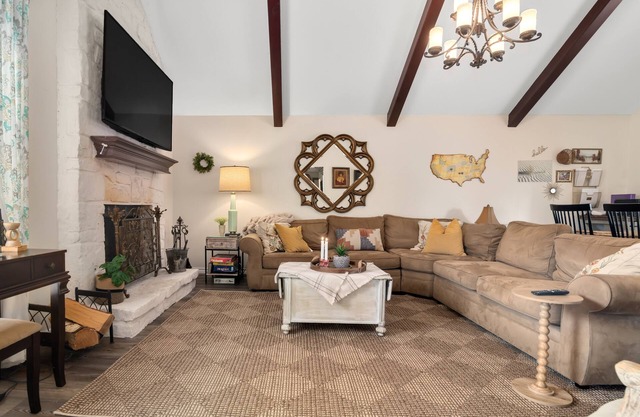 Cozy Jenks Cottage,3 Bed 2 Bath,Pergola,Backyard Oasis, Hot Tub Host With Heart