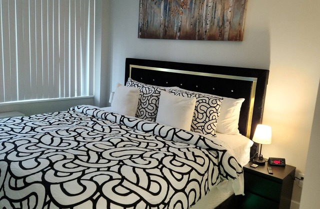 Cozy King suite at the Heart of Towson.