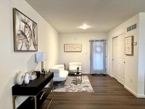 Cozy Lake Front Home in St Charles