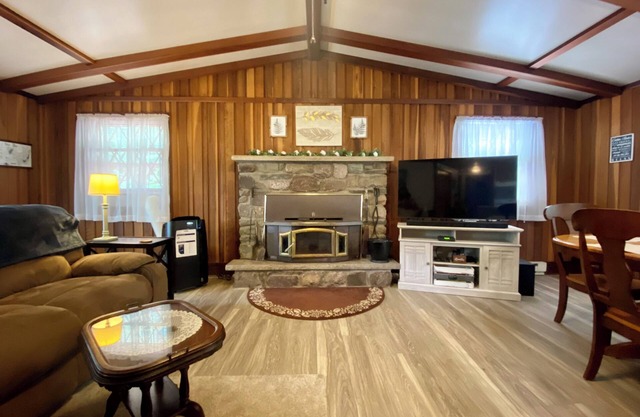 Cozy Lake/Marina view Cabin in the Poconos