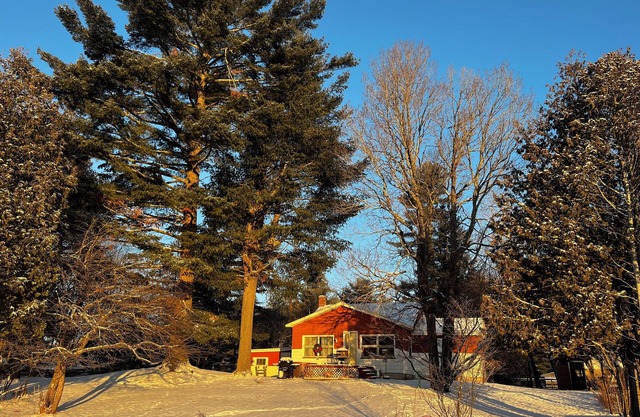 Cozy Lakefront Cabin. Experience the true beauty of an untouched UP.