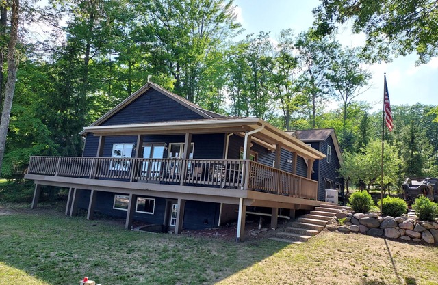 Cozy Lakefront Cottage: Snowmobile & ORV trails, great fishing, Hiking