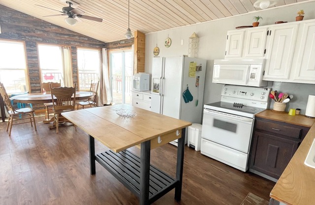 Cozy Lakefront Cottage