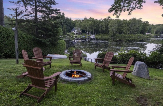 Cozy Lakefront Cottage