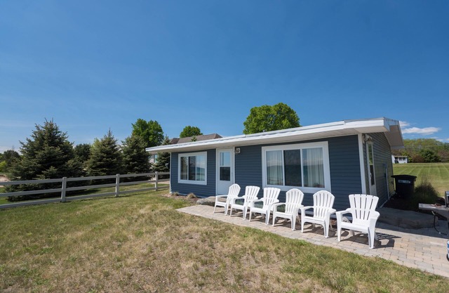 Cozy Lakefront Cottage - Gorgeous Views of Lake Huron!
