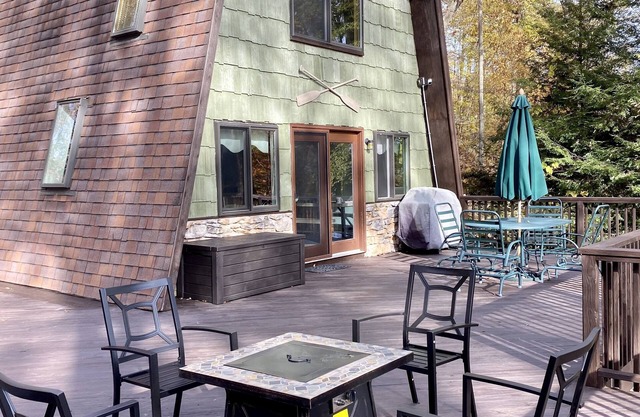 Cozy lakefront cottage, close to Wisp, huge deck with views!
