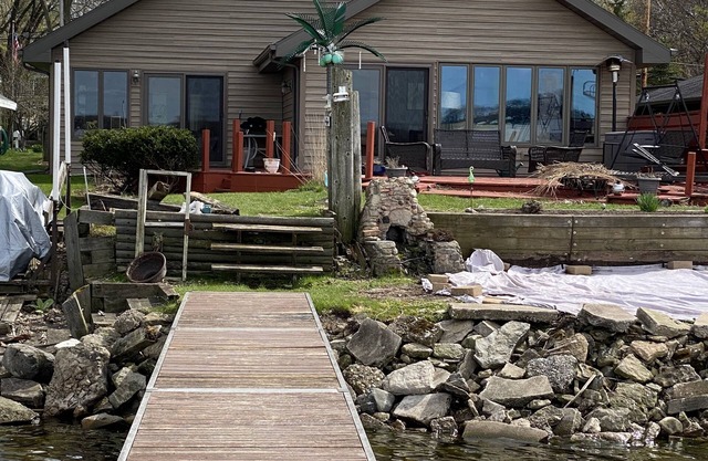 Cozy lakeside home on the western shore of Lake Winnebago. 40 min to Lambeau.